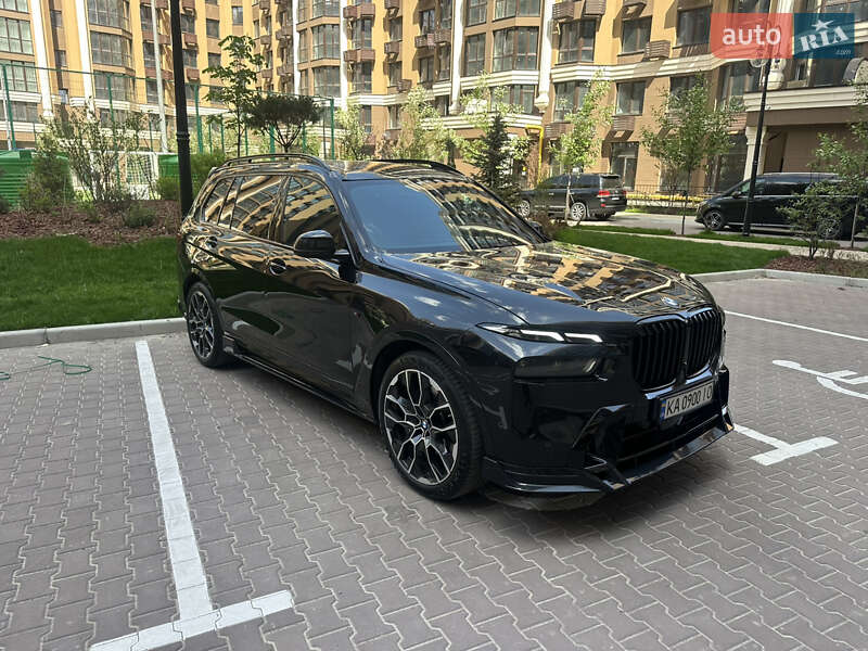 Позашляховик / Кросовер BMW X7 2022 в 