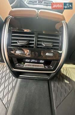 Позашляховик / Кросовер BMW X7 2022 в 