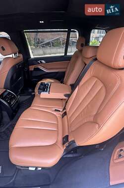 Позашляховик / Кросовер BMW X7 2022 в 