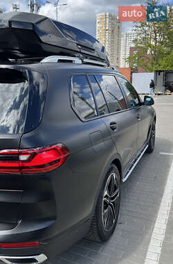 Позашляховик / Кросовер BMW X7 2022 в 