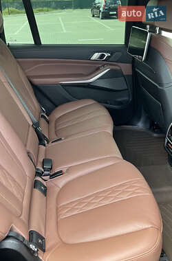 Позашляховик / Кросовер BMW X7 2022 в 
