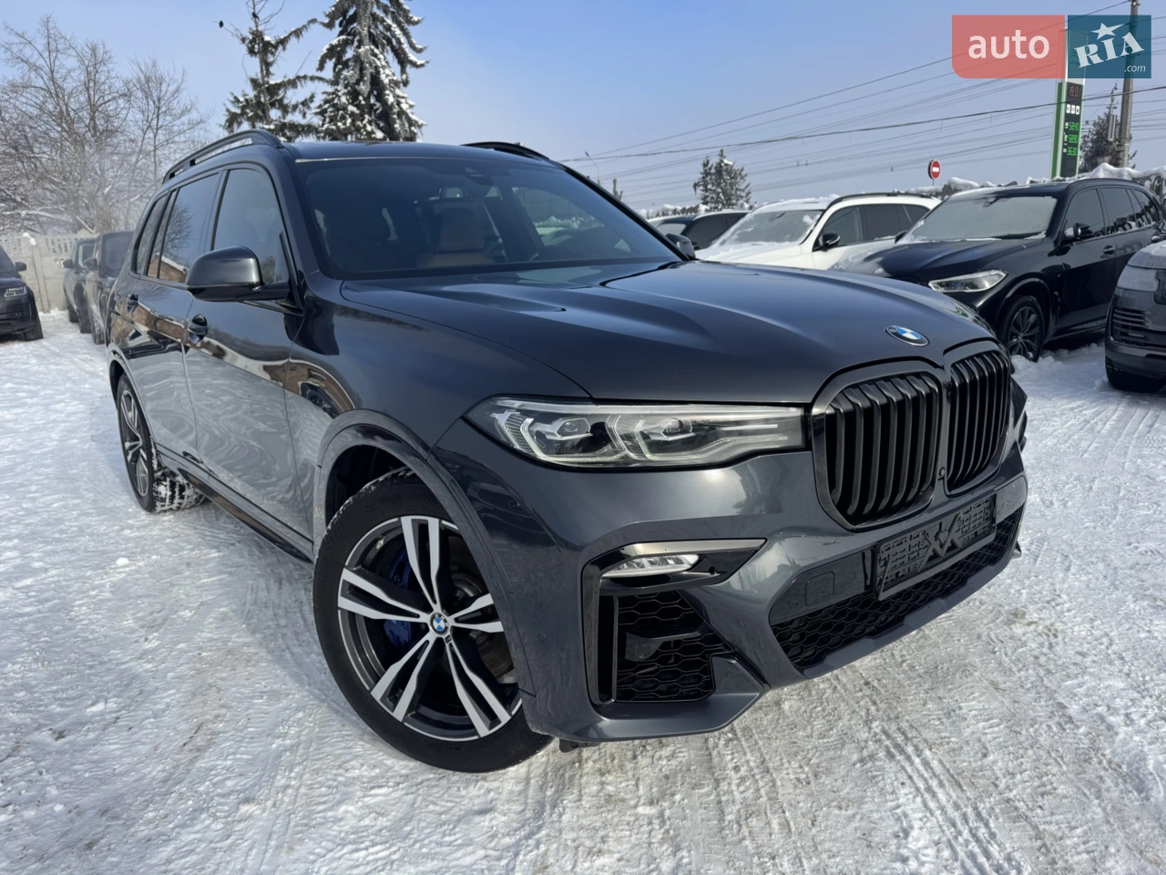 * Авто чистого 20 року
* Авто купувалось у Диллера BMW повністю цілим та з прозорою і чистою історією авто! Авто не бите не топлене а куплене цивільно не з аукціонів і привезене в Украіну!
* Авто в хорошій комплектаціі
* Спорт та комфорт пакет
* Салон ромб
* Дверні дотяжки
* Проекція
* Стеля зоряне небо з підсвіткою
* Ось виворотна
* Кругові камери
* Парфуми
* Іонізація воздуха
* Підігрів керма, всіх сидінь і підлокотників
* Масаж сидінь
* Чорна стеля
* Клімат контроль для всіх рядів сидінь
* Мертві зони
* Асистент попередження небезпеки
* Асистент самопаркування
* CarPlay + Android 
* Бездротова зарядка пристроів
* Дистанційний запуск авто
* Webasto
* Вся система перепрошита на Європу та меню на нашій мові
* Тормозна система М усилина
* Підсвітки наружні та внутрішні
* Підігрів і охолодження напоів в підстаканниках 
* Авто в заводському Black пакеті
* Одним словом все що потрібно для комфорту присутнє!
 Авто повністю обслужене ! Ціна авто вказана за нал! Обмін ціна авто друга та індивідуальна до кожноі пропозиціі
