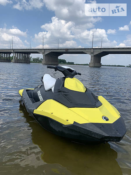 Гідроцикл спортивний BRP Spark 2015 в 