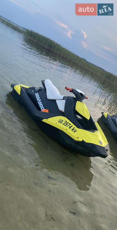 BRP Spark Spark 900