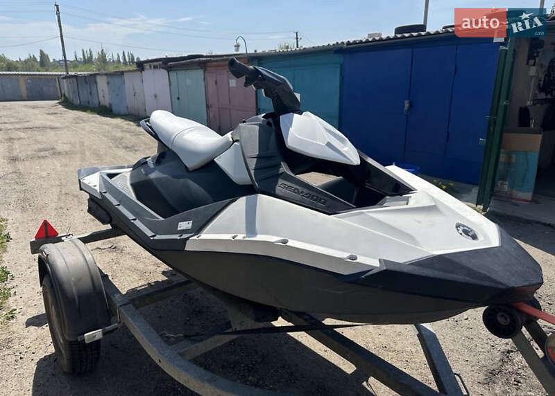 Гидроцикл спортивный BRP Spark 2016 в 