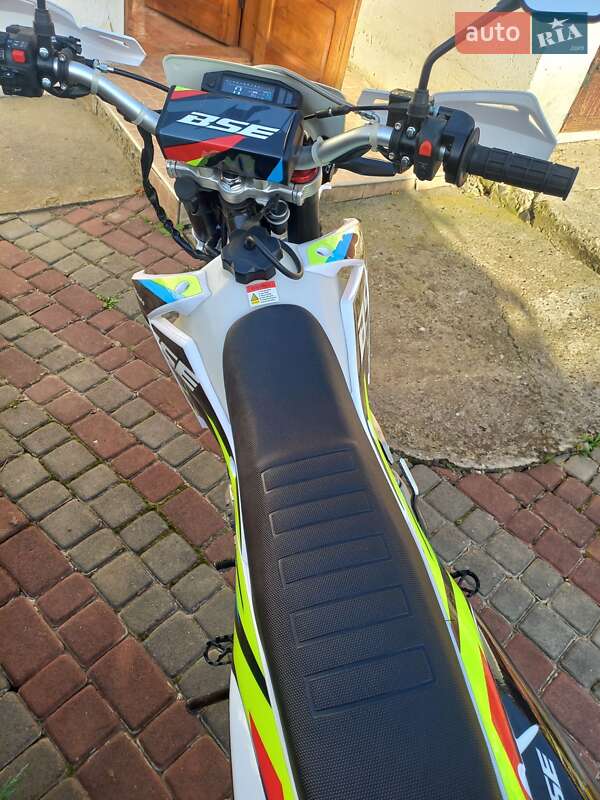 BSE J3D 300 Enduro 2025