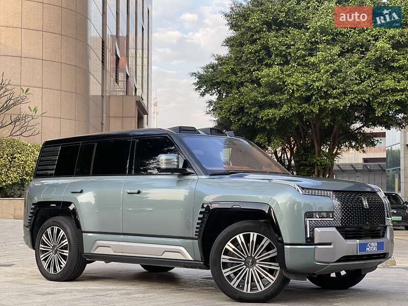 BYD Yangwang U8 2024