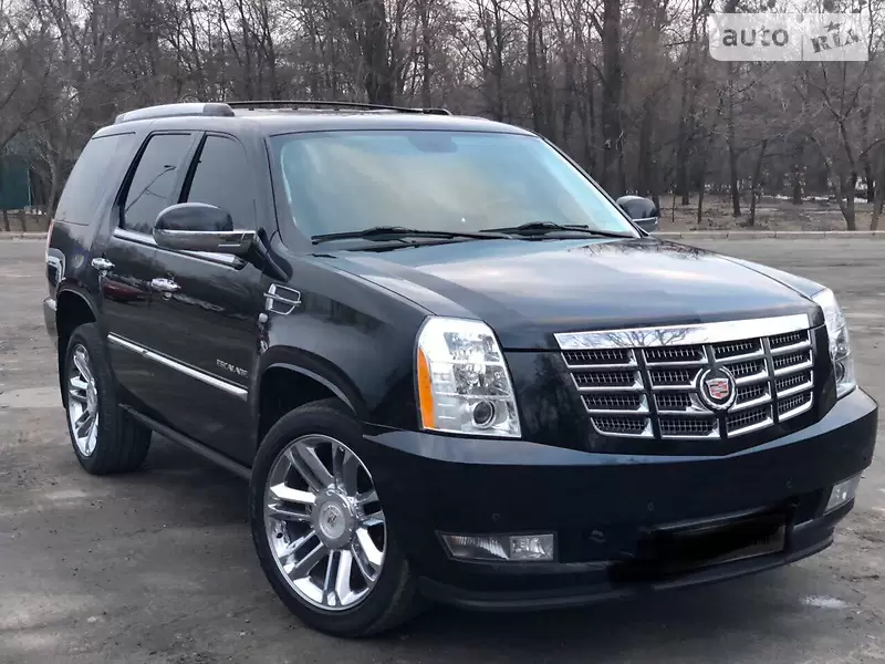 https://cdn0.riastatic.com/photosnew/auto/photo/cadillac_escalade__303627870fx.webp