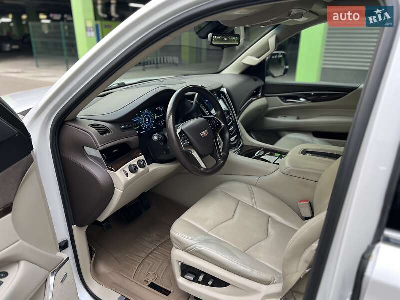Внедорожник / Кроссовер Cadillac Escalade 2016 в Киеве