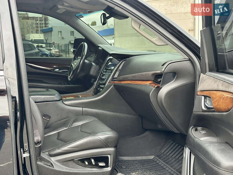 Внедорожник / Кроссовер Cadillac Escalade 2016 в Киеве фото 26 Внедорожник / Кроссовер Cadillac Escalade 2016 в Киеве