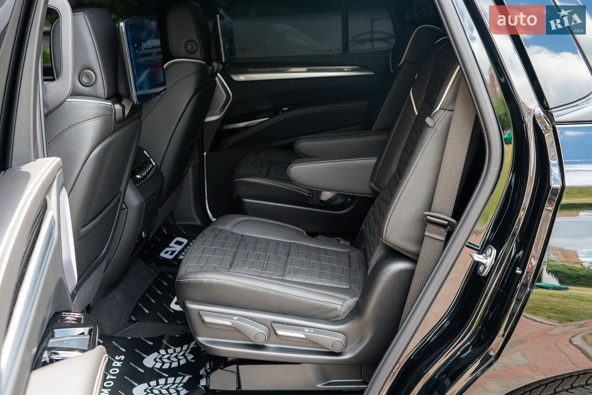2026 Cadillac Escalade - мініатюра 61