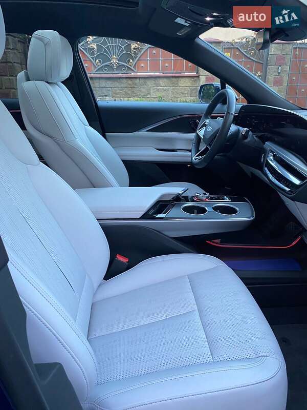 Внедорожник / Кроссовер Cadillac Lyriq 2023 в Ровно