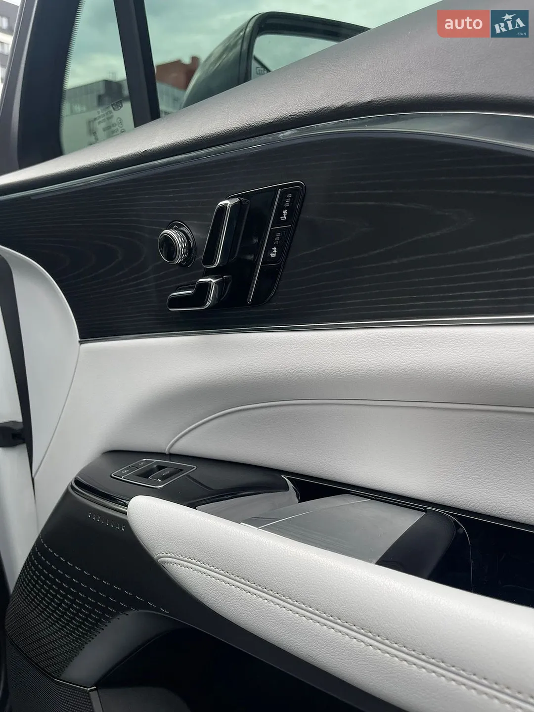 2023 Cadillac Lyriq - мініатюра 16