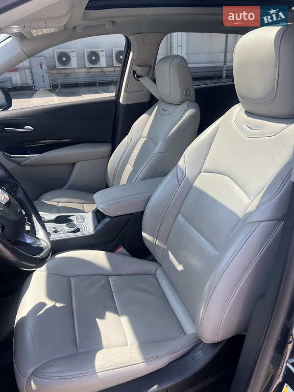 Внедорожник / Кроссовер Cadillac XT4 2018 в Киеве