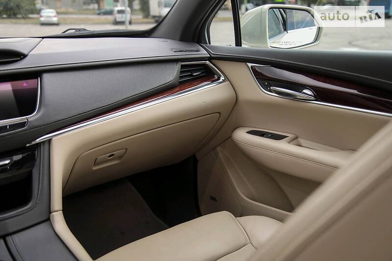 Внедорожник / Кроссовер Cadillac XT5 2016 в Киеве