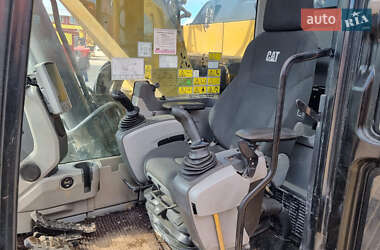 Гусеничный экскаватор Caterpillar 320 2013 в 