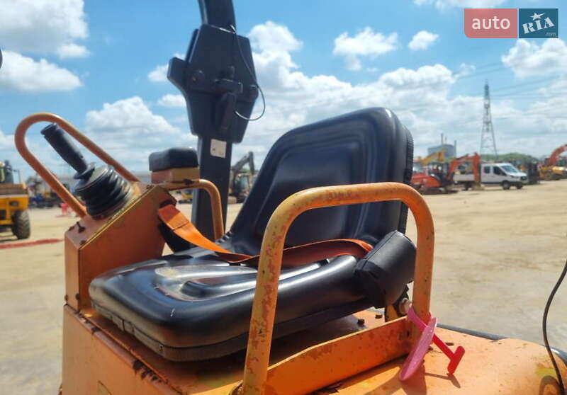 Дорожный каток Caterpillar CB 2008 в Львове