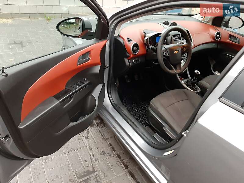 Седан Chevrolet Aveo 2011 в Києві