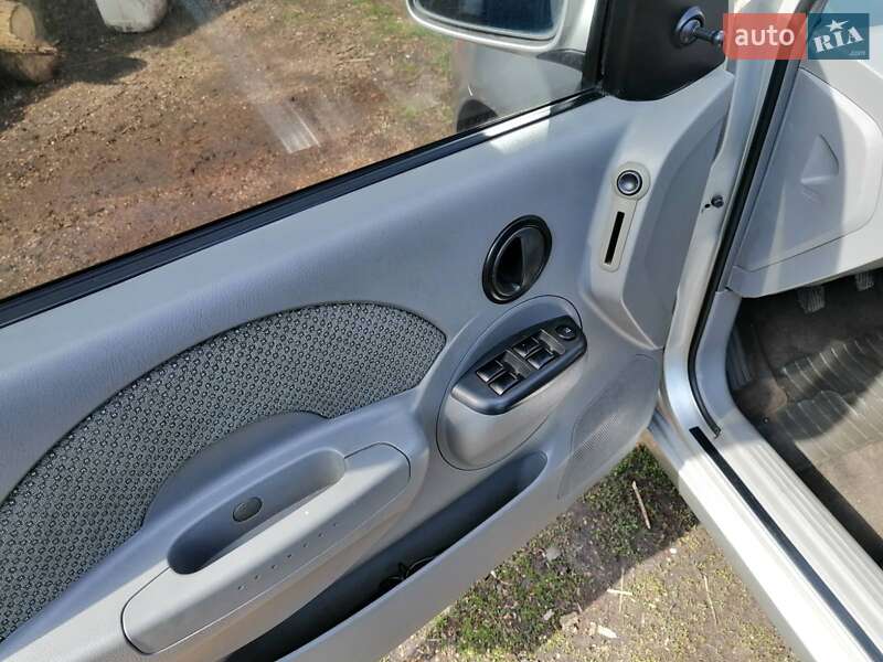 Седан Chevrolet Aveo 2005 в Новых Санжарах
