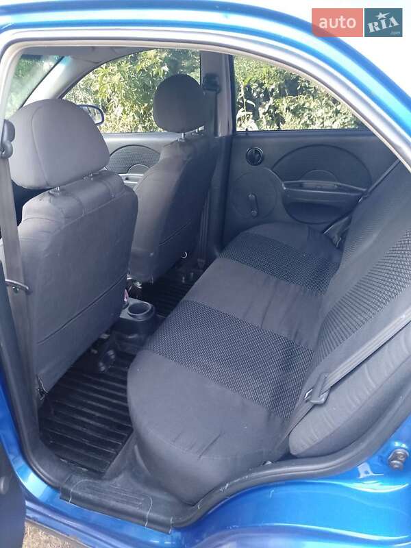 Седан Chevrolet Aveo 2005 в Новгородці