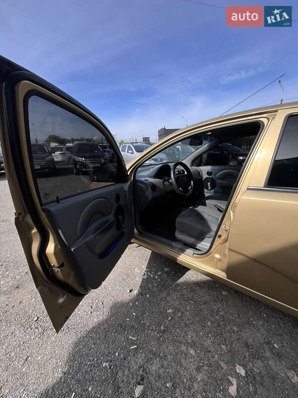 Хэтчбек Chevrolet Aveo 2003 в Тернополе