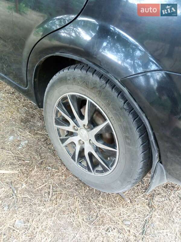 Седан Chevrolet Aveo 2004 в Николаеве