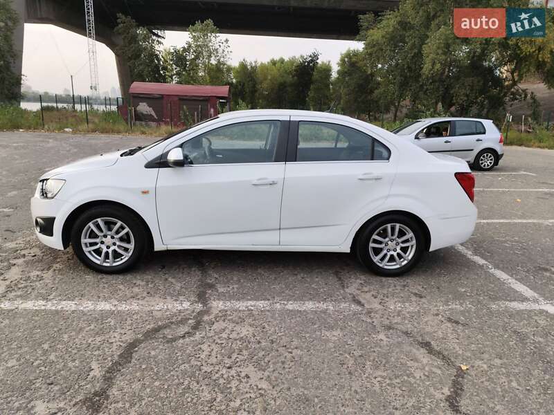 Седан Chevrolet Aveo 2013 в Киеве