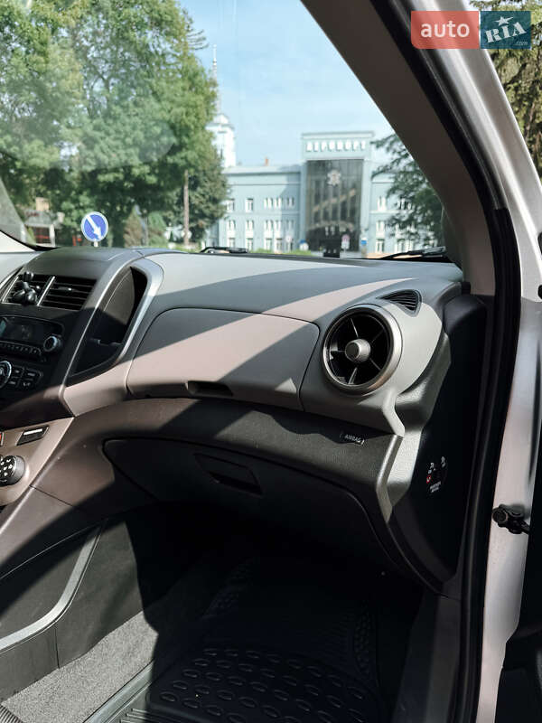 Хэтчбек Chevrolet Aveo 2011 в Черновцах