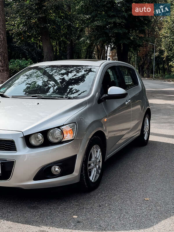 Хэтчбек Chevrolet Aveo 2011 в Черновцах