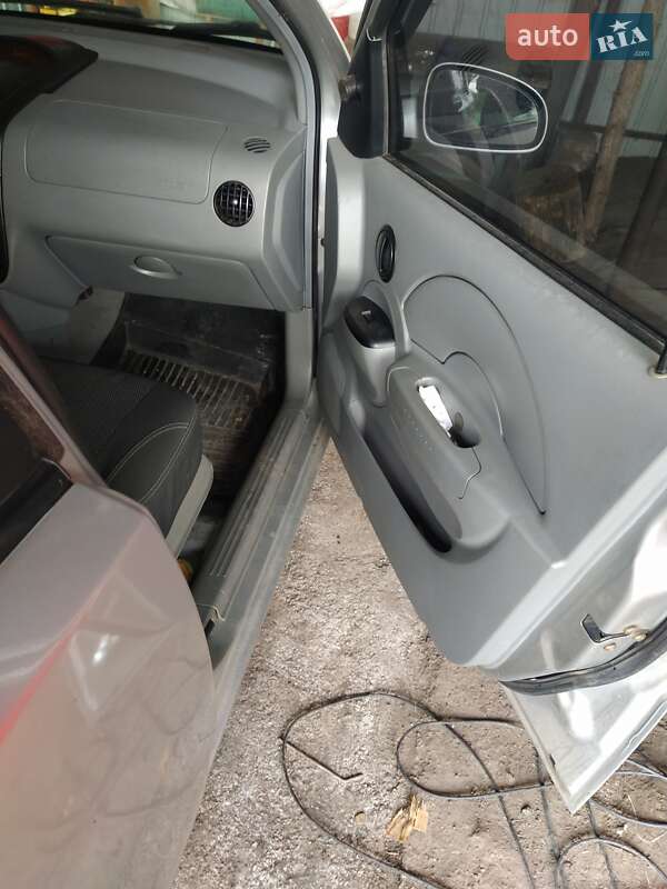 Седан Chevrolet Aveo 2004 в Оболони