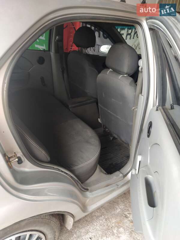Седан Chevrolet Aveo 2004 в Оболони