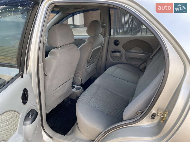 Седан Chevrolet Aveo 2005 в Ровно