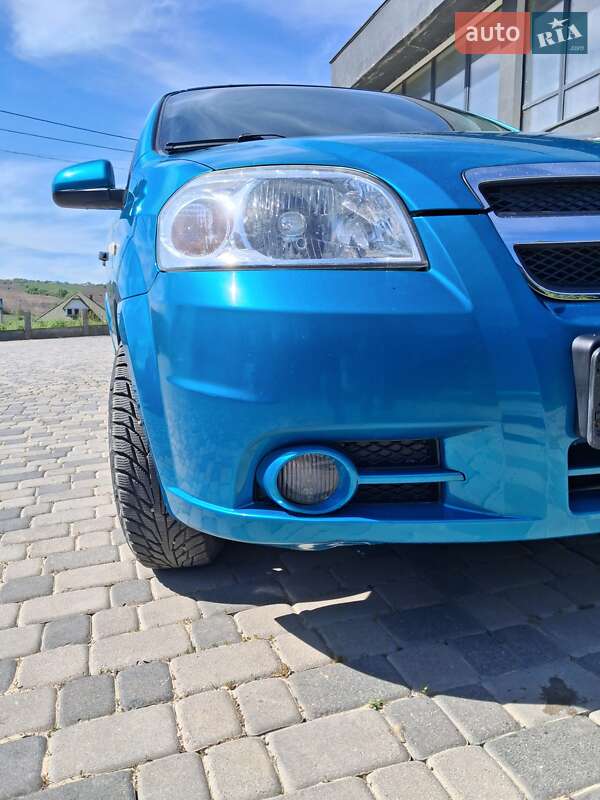 Седан Chevrolet Aveo 2009 в Чернівцях
