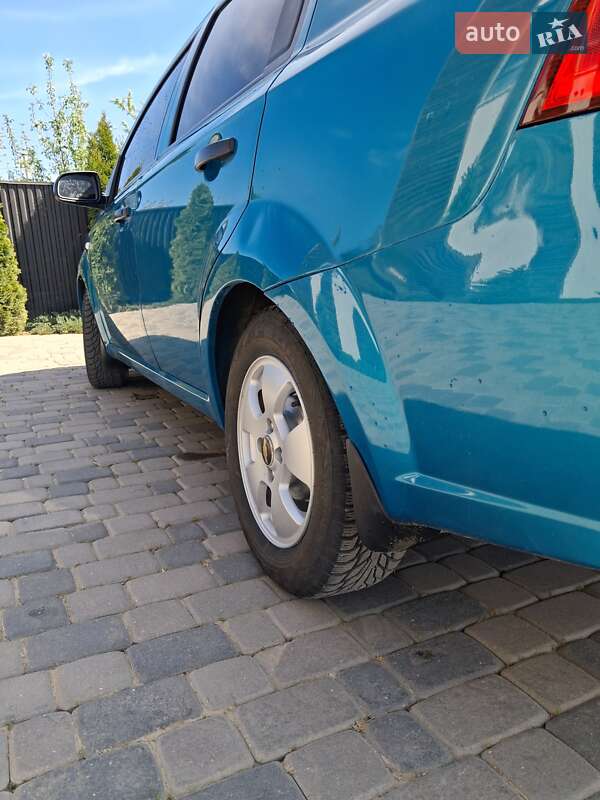 Седан Chevrolet Aveo 2009 в Чернівцях
