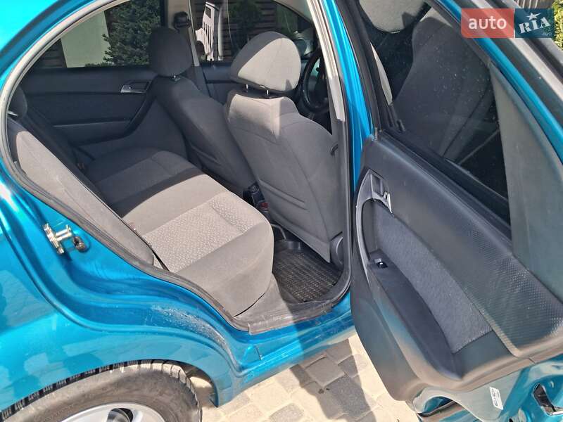 Седан Chevrolet Aveo 2009 в Чернівцях