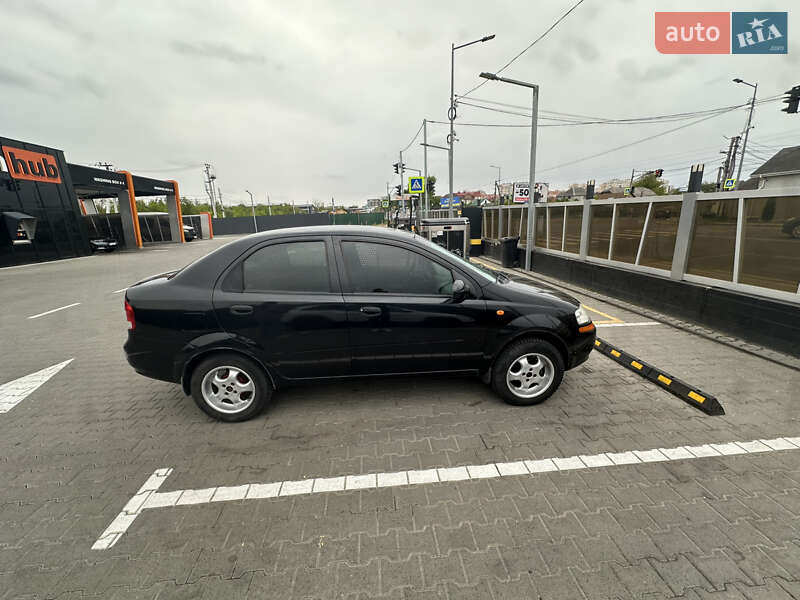 Седан Chevrolet Aveo 2004 в Києві