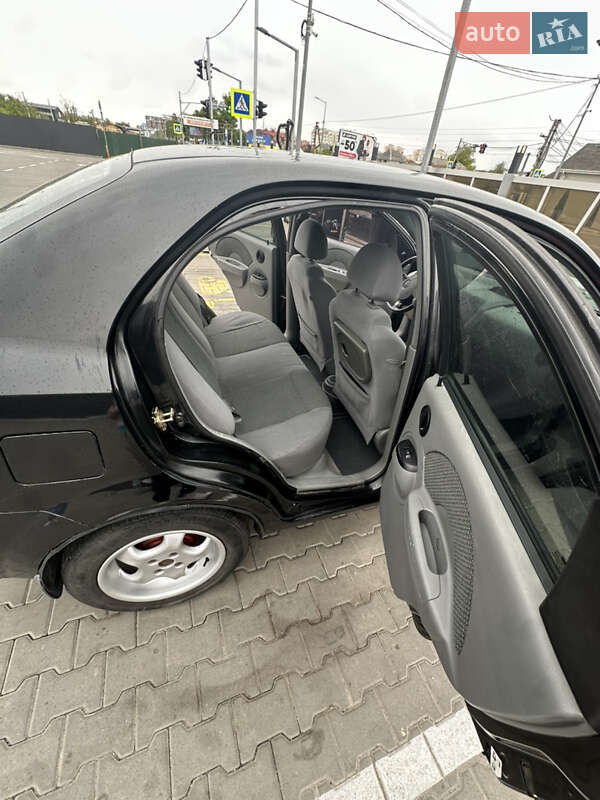 Седан Chevrolet Aveo 2004 в Києві