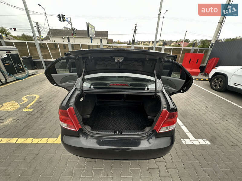 Седан Chevrolet Aveo 2004 в Києві