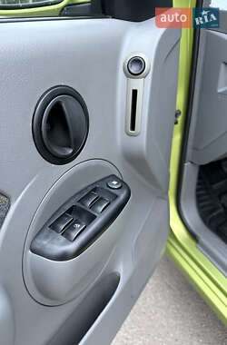 Хэтчбек Chevrolet Aveo 2005 в 