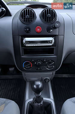 Хэтчбек Chevrolet Aveo 2005 в 