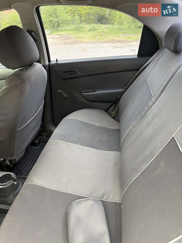 Седан Chevrolet Aveo 2011 в Кривом Роге