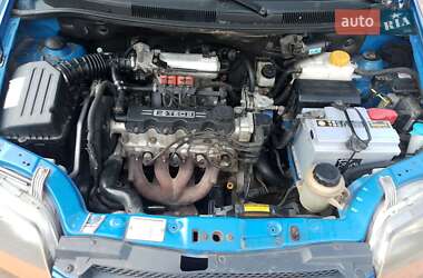 Хэтчбек Chevrolet Aveo 2005 в 
