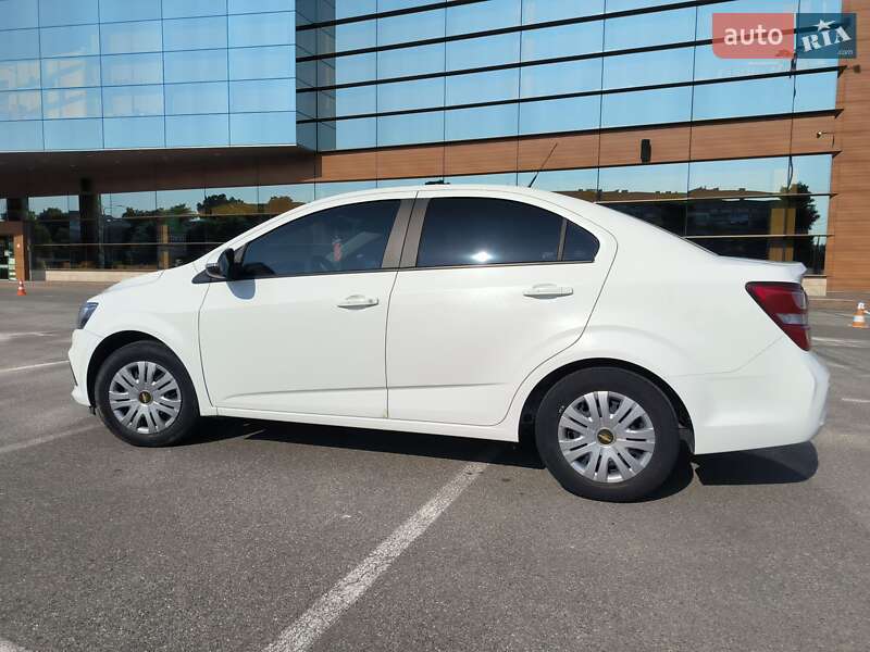 Седан Chevrolet Aveo 2018 в Киеве