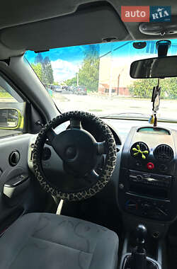 Хетчбек Chevrolet Aveo 2004 в 