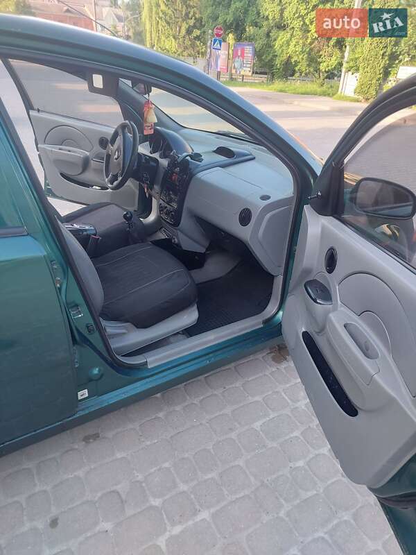 Седан Chevrolet Aveo 2005 в Острозі