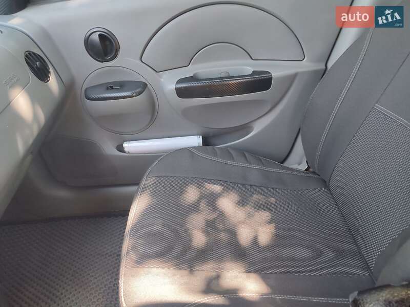 Седан Chevrolet Aveo 2004 в Днепре
