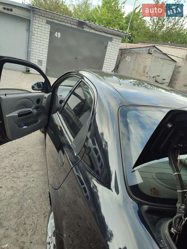 Седан Chevrolet Aveo 2004 в Днепре