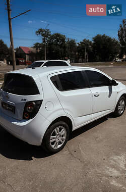 Хэтчбек Chevrolet Aveo 2011 в 