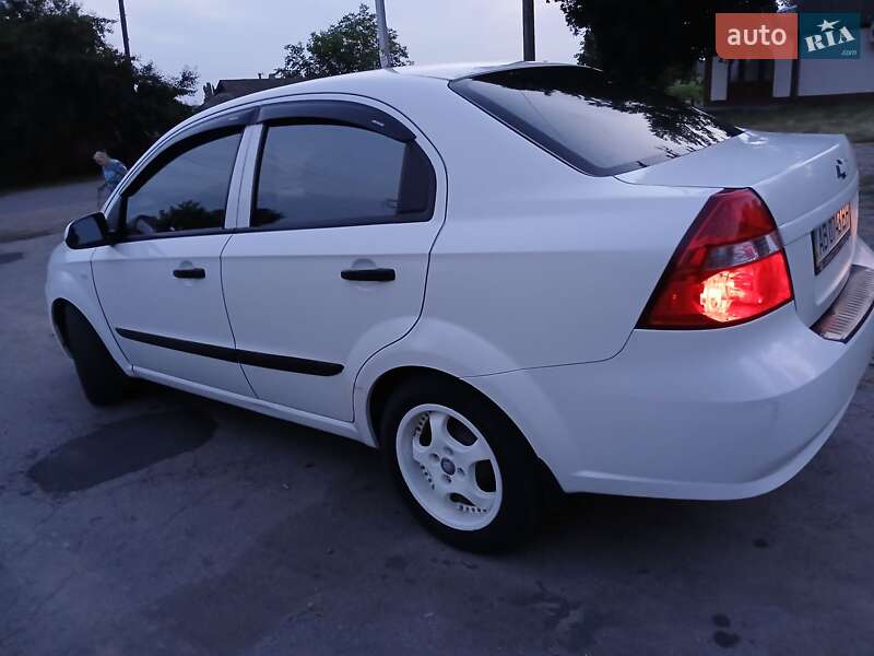 Седан Chevrolet Aveo 2009 в Черновцах