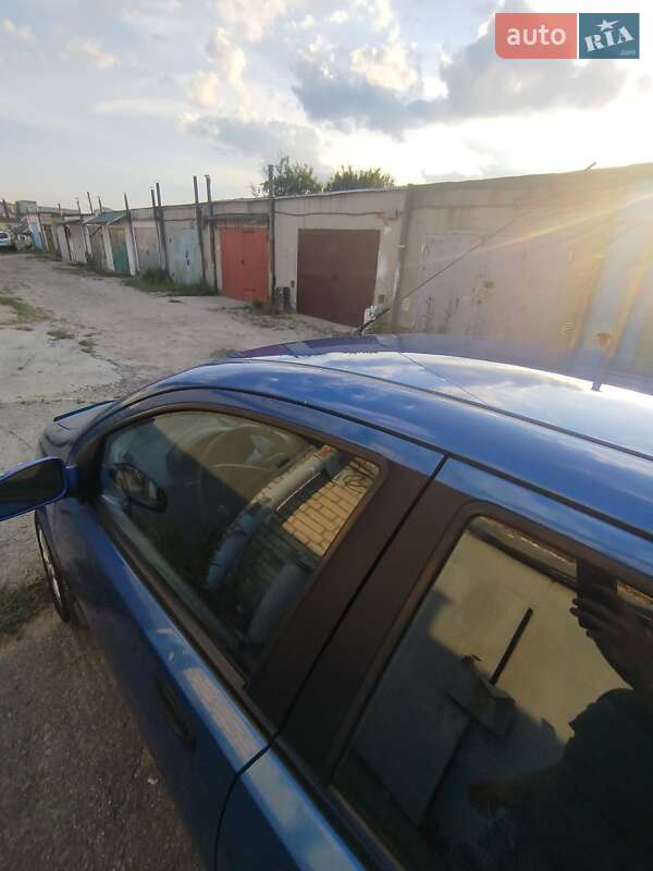 Седан Chevrolet Aveo 2006 в Вараші